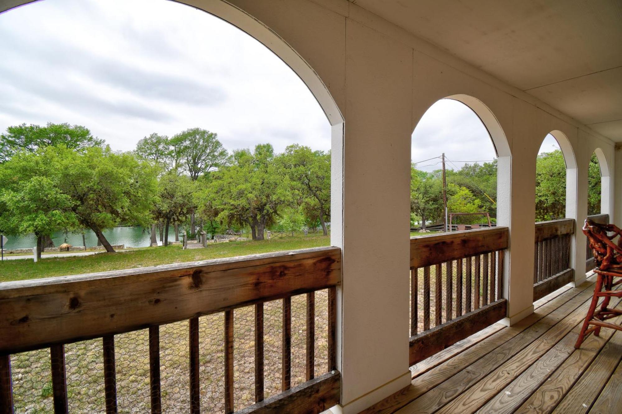 Casa Blanca In Texas Hill Country *